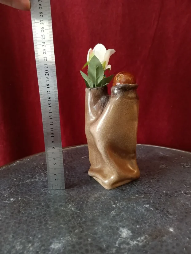 Keramička "izgužvana" vaza sa školjkom