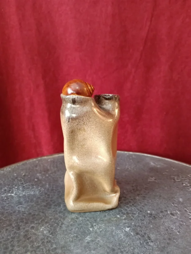 Keramička "izgužvana" vaza sa školjkom