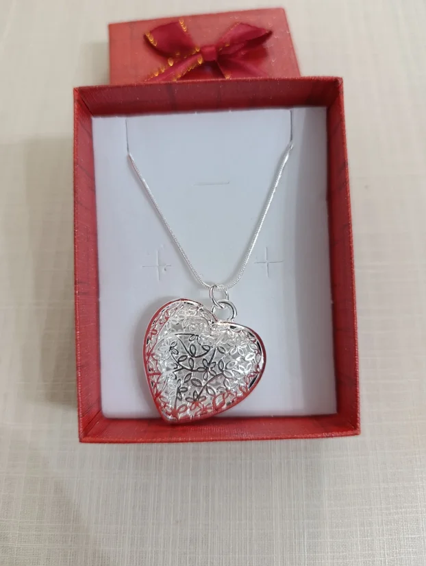 Srebrna ogrlica/ Srebrni lancic sa priveskom srce/zig925