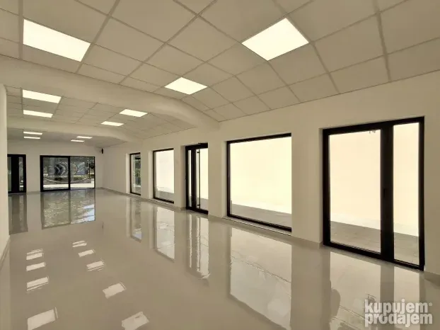 IZDAVANJE! Poslovni prostor 93m2, centar, Obrenovac
