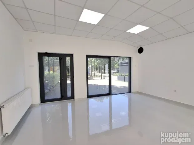 IZDAVANJE! Poslovni prostor 93m2, centar, Obrenovac