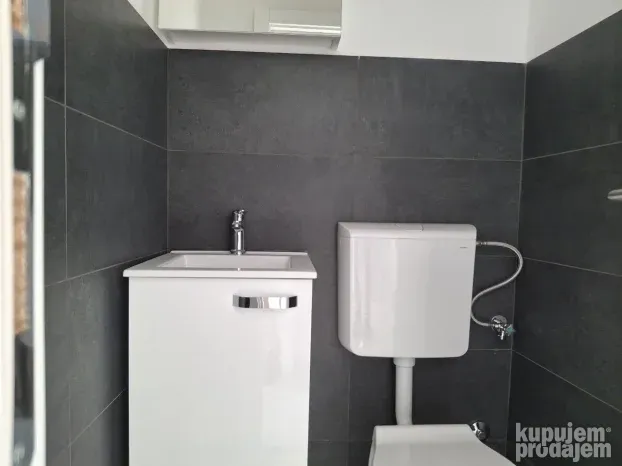 IZDAVANJE! Poslovni prostor 93m2, centar, Obrenovac