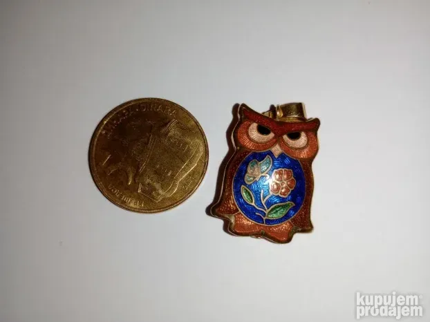 Prelep pozlacen Privezak Sova emajlirana