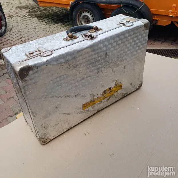 Stari aluminijumski kofer