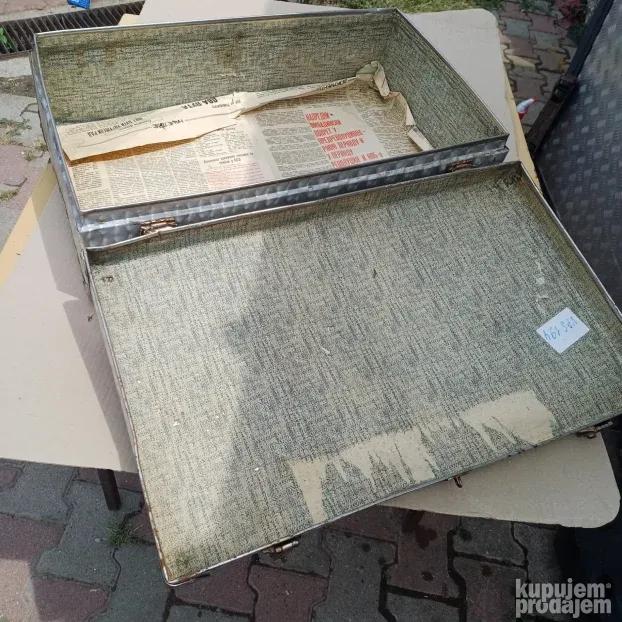 Stari aluminijumski kofer