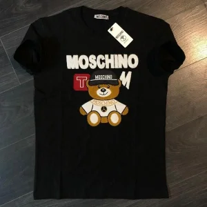 Moschino Majice - PREMIUM Kopije 1:1 A++ AKCIJA