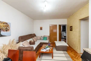 Stan u centru grada sa tri spavaće sobe