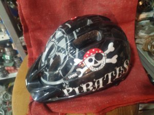 biciklisticka kaciga  UVEX Pirates