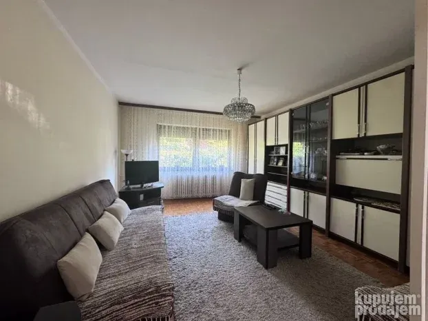 Kod škole milicije trosoban stan 75m2!