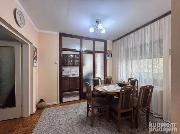 Kod škole milicije trosoban stan 75m2!