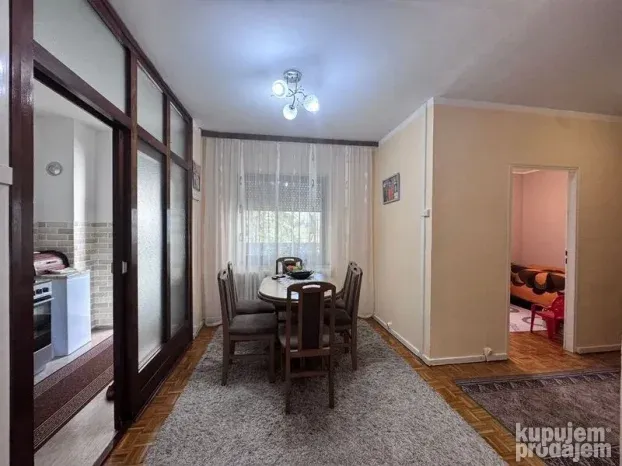 Kod škole milicije trosoban stan 75m2!