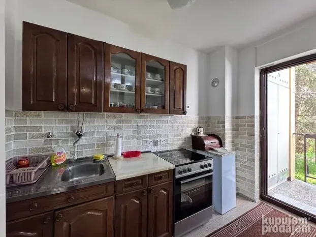 Kod škole milicije trosoban stan 75m2!