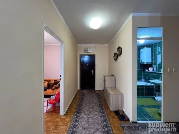 Kod škole milicije trosoban stan 75m2!