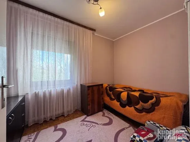 Kod škole milicije trosoban stan 75m2!