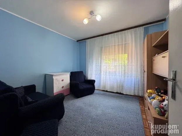 Kod škole milicije trosoban stan 75m2!