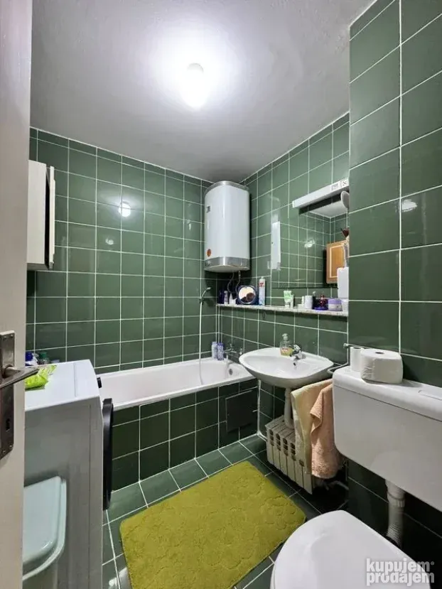 Kod škole milicije trosoban stan 75m2!