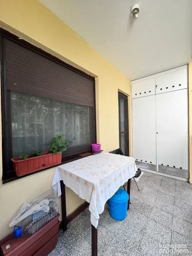 Kod škole milicije trosoban stan 75m2!