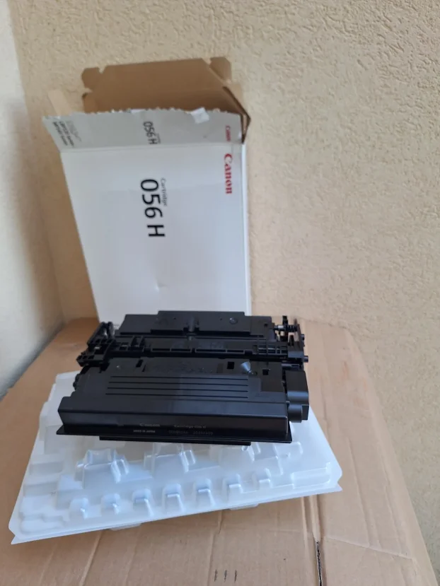 Hitno! Cacnon Toner Black 056H NOVO!