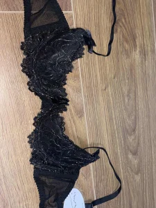 Crni grudnjak sa zlatnim sa etiketom br.75