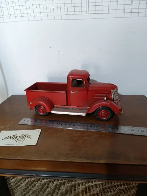 Metalni dekorativni model kamioneta Red PickUp