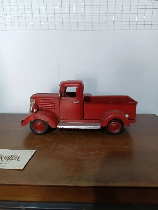 Metalni dekorativni model kamioneta Red PickUp