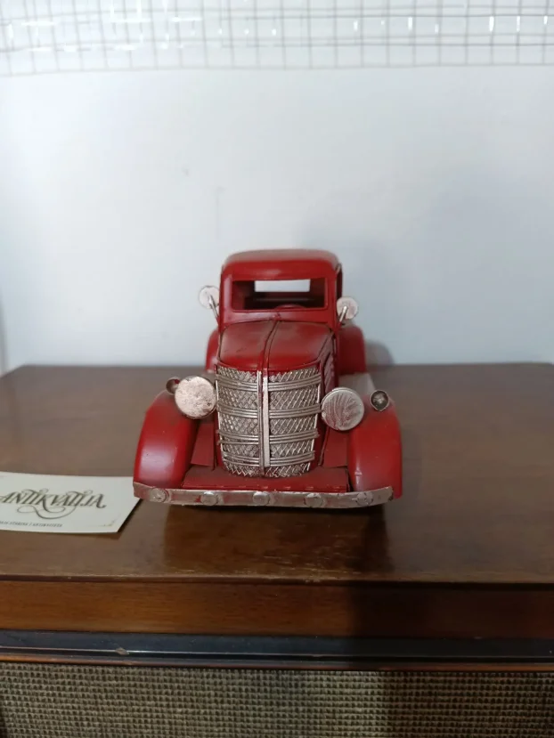 Metalni dekorativni model kamioneta Red PickUp