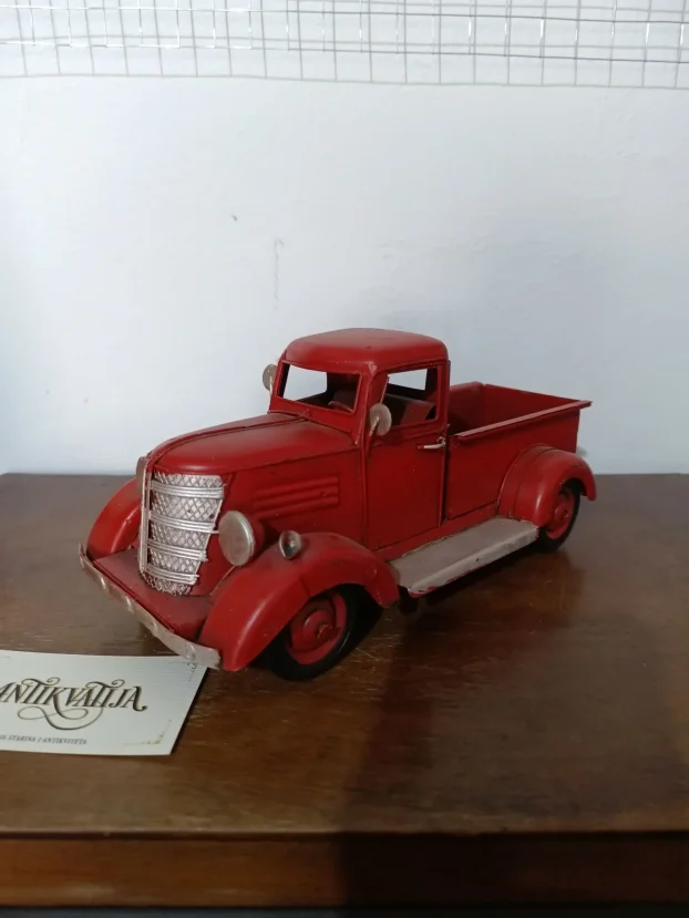 Metalni dekorativni model kamioneta Red PickUp