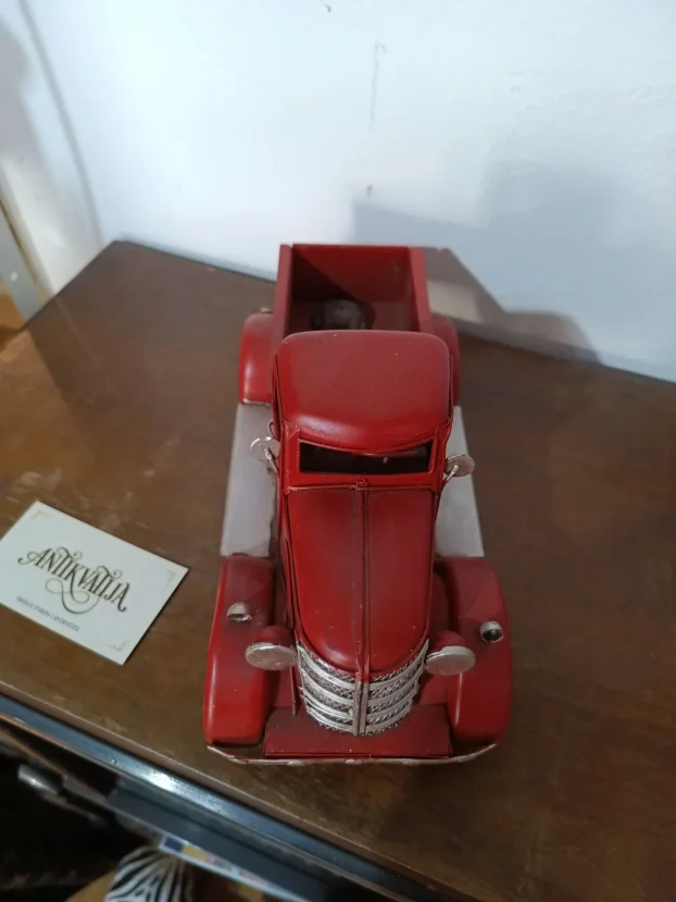 Metalni dekorativni model kamioneta Red PickUp