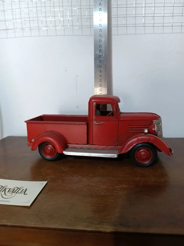 Metalni dekorativni model kamioneta Red PickUp