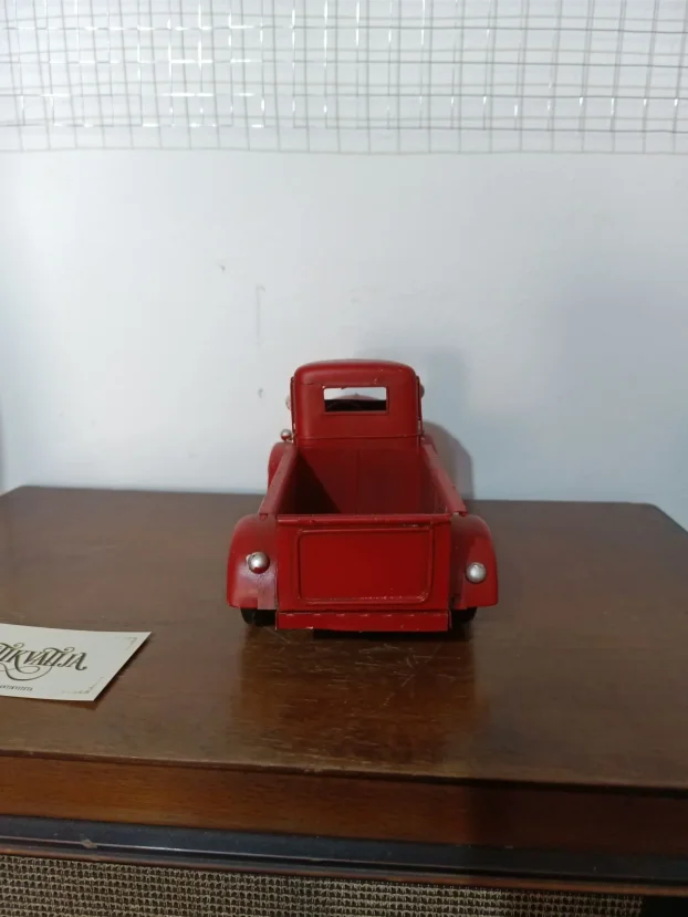 Metalni dekorativni model kamioneta Red PickUp