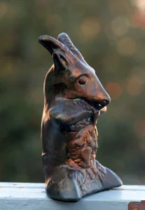 Vintage Signirana Drvena Skulptura