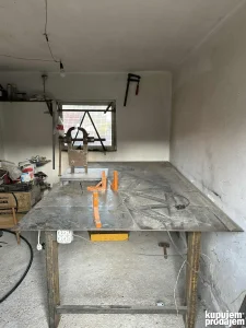 Metalni sto za radionicu(bravarski sto) sa stegom i vinklama