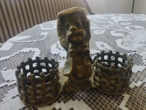 Mesingovana figura za flasu i 2 case -22x17cm