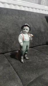 Zsolnay figura sa malom greskom