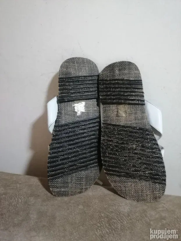 NOVO. Kozne papuče  42 /28