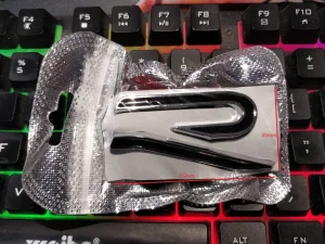 R-Line R značka crno-hrom za prednju masku - 6.5 x 3.5cm