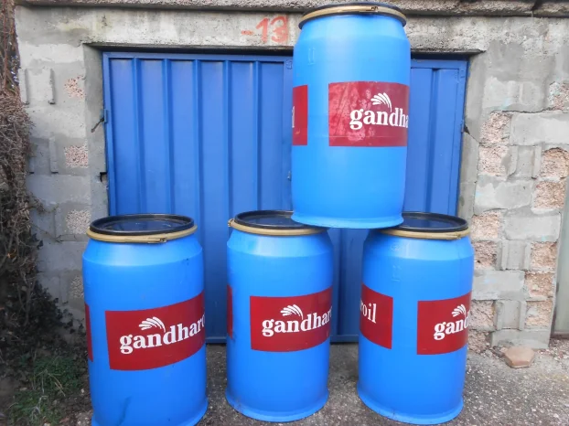 Plasticnu burad sa poklopcem od 220 litara prodajem