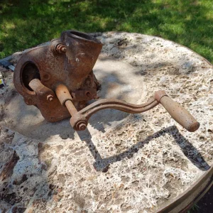 Stari ručni krunjač za kukuruz