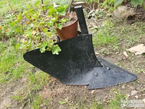 Stari plug - idealan ukras za bastu