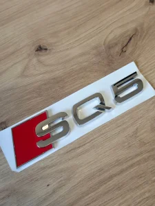 Audi SQ5 hrom siva oznaka gepeka