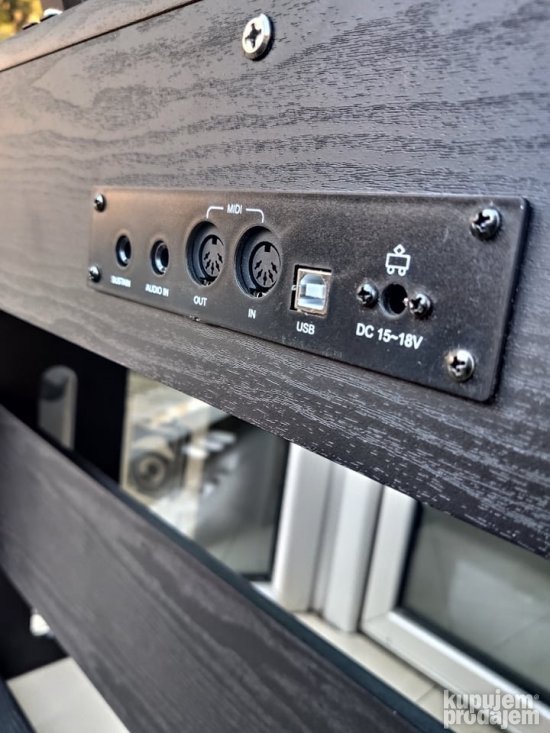 Elektricni klavir Royal 8813 BK