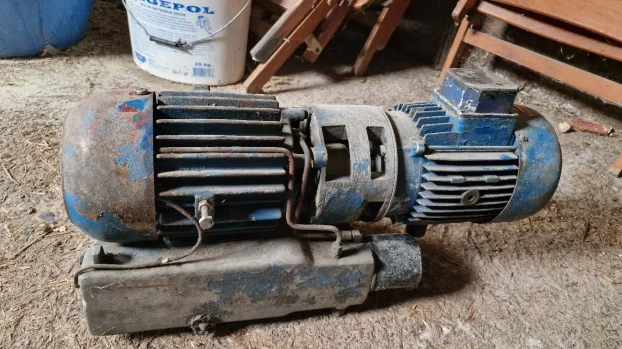 Vakum pumpa trofazna