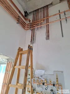 Instalateri na gradilištu