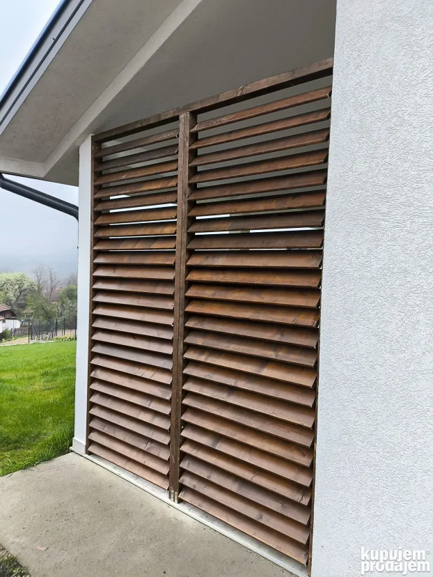 Pokretne drvene žaluzine za letnjikovac terasu