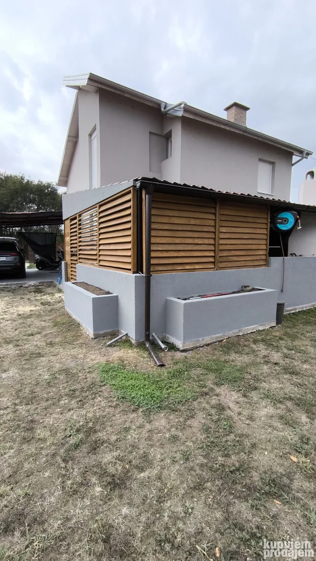 Pokretne drvene žaluzine za letnjikovac terasu