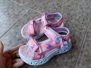 Skechers sandale za devojcicu broj 28.5