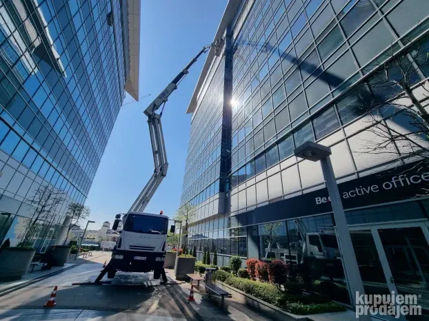 Kamion sa korpom NAJAM -RENTA 32metra, i 20metara