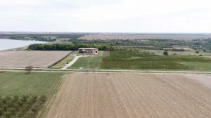 Imanje sa vinogradom i započetom kućom