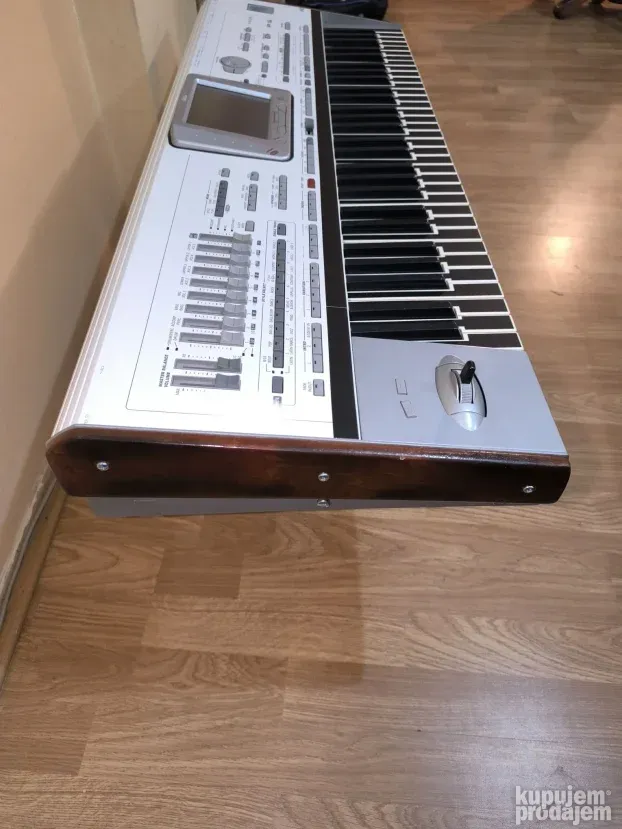 Korg pa2 skracena  karaoke ,ritmovi boje bas i kontre