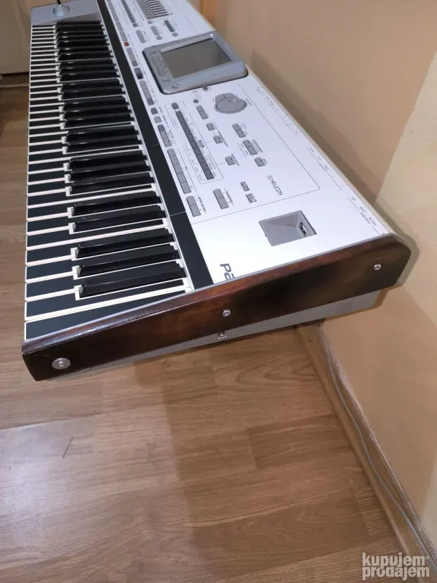 Korg pa2 skracena  karaoke ,ritmovi boje bas i kontre